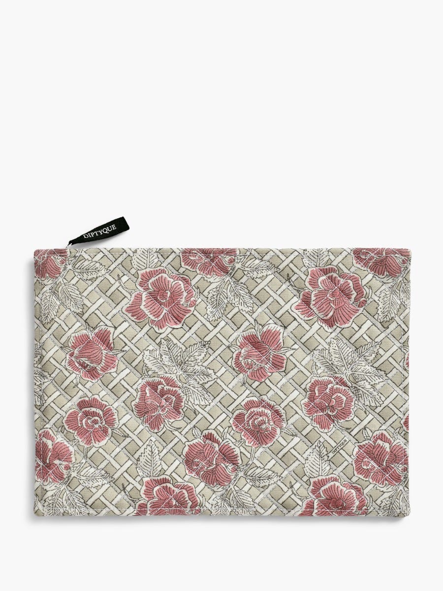 pochette-mm-eau-rose_beauty-accessories-2025_deco01574_rvb_bd_fond-gris_spec-ecom_3055x2292_4x3_1_diptyque